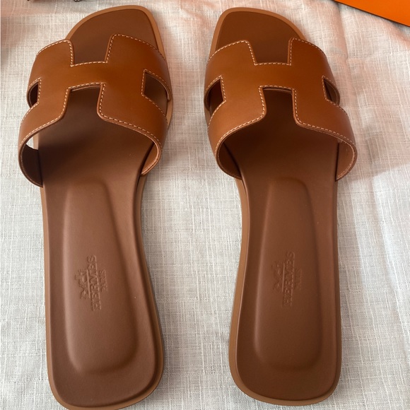 Hermes Oran Sandal, Brown (Gold) Size EU 39, US 8 - Picture 8 of 9